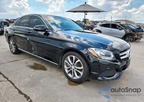 2016 Mercedes-Benz C 300 z USA, uszkodzony, nr VIN 55SWF4JB0GU152130